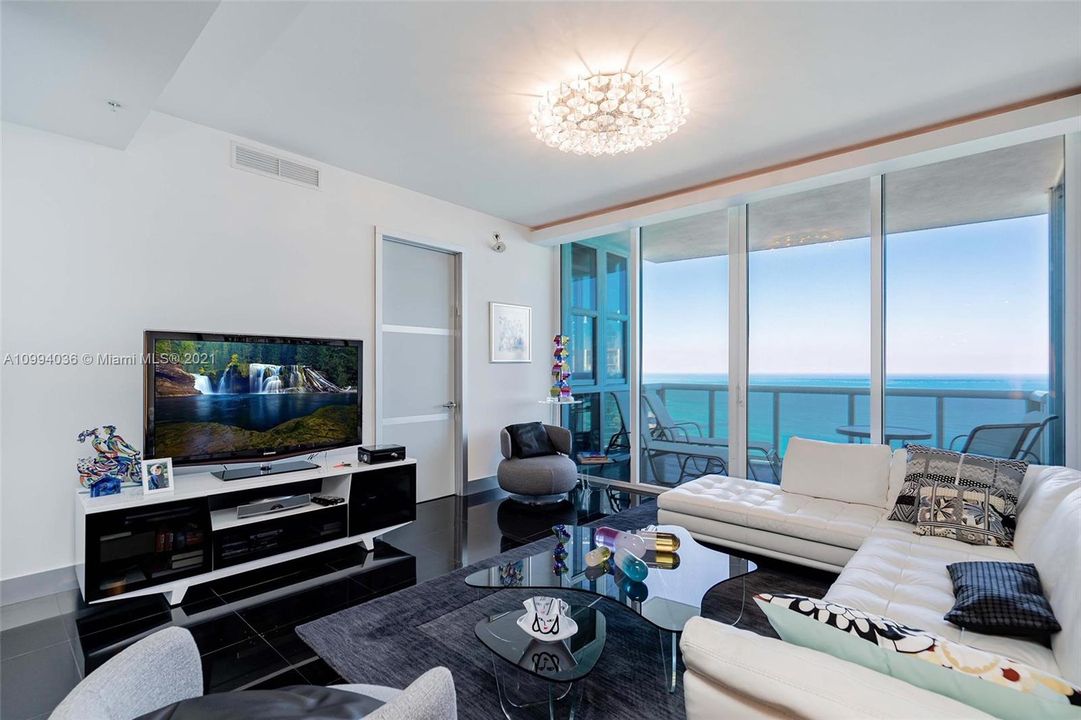 Recently Sold: $1,350,000 (2 beds, 2 baths, 1614 Square Feet)