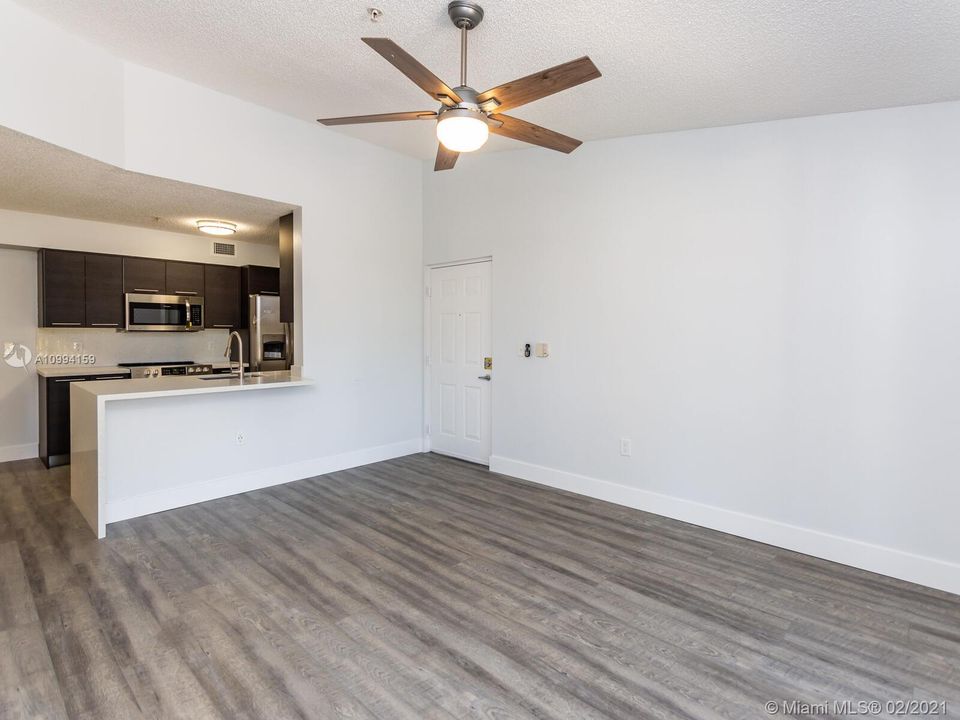 Recently Rented: $1,550 (1 beds, 1 baths, 827 Square Feet)