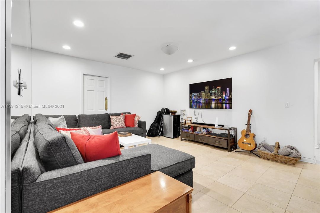 Recently Sold: $7,390,000 (5 beds, 4 baths, 5168 Square Feet)