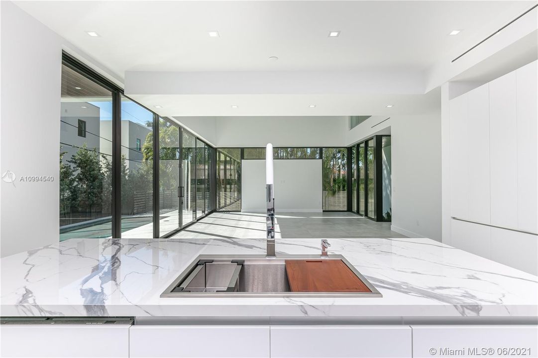 Recently Sold: $3,290,000 (5 beds, 5 baths, 4420 Square Feet)