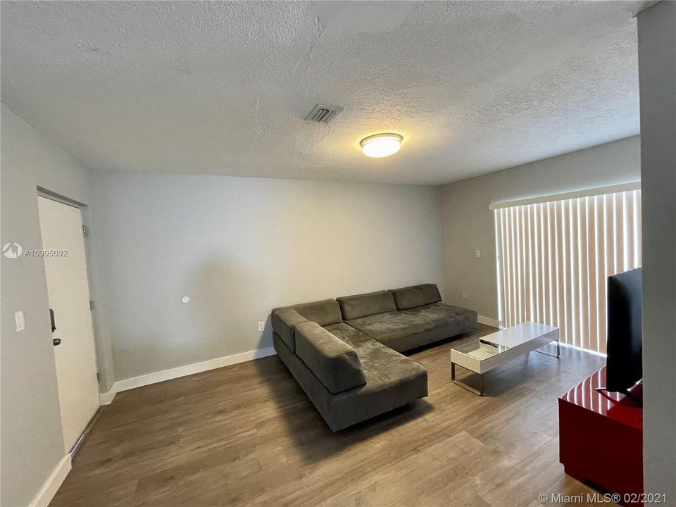 Recently Rented: $1,800 (1 beds, 1 baths, 590 Square Feet)