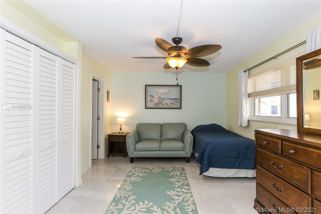 Recently Sold: $450,000 (2 beds, 2 baths, 975 Square Feet)