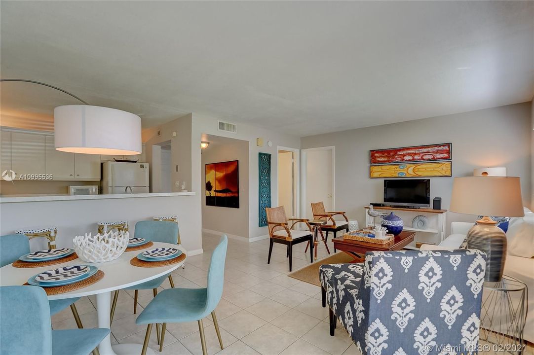 最近售出: $125,990 (1 贝兹, 1 浴室, 682 平方英尺)