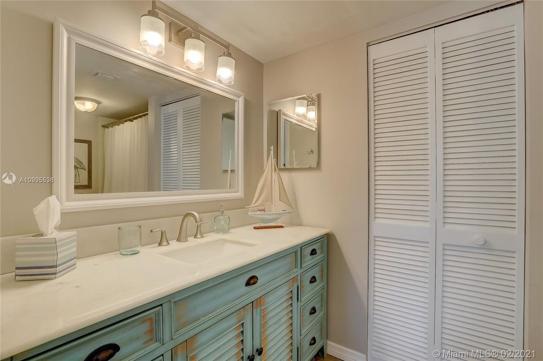 最近售出: $125,990 (1 贝兹, 1 浴室, 682 平方英尺)