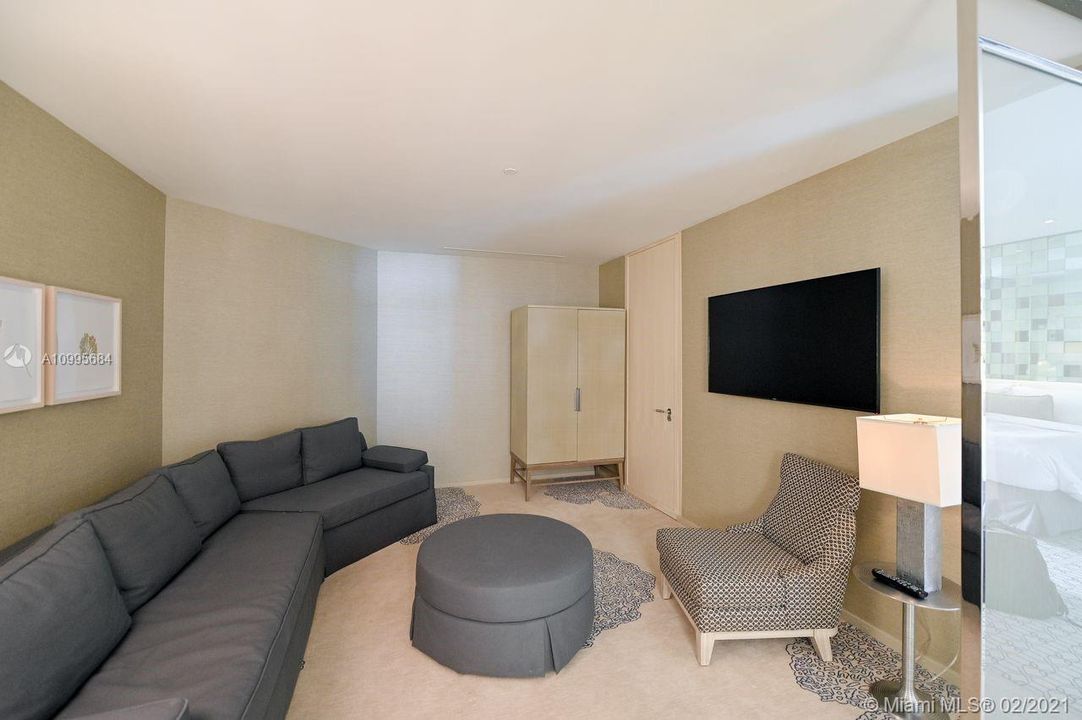 Recently Sold: $2,200,000 (1 beds, 2 baths, 1261 Square Feet)