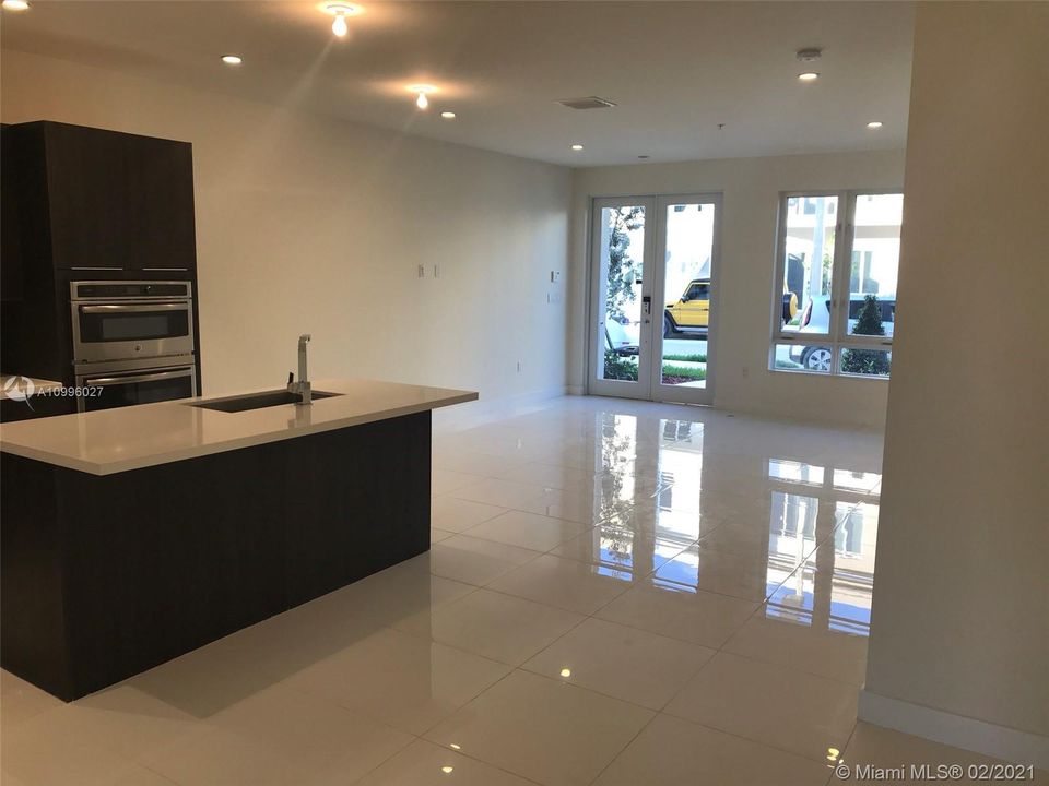 最近租的: $2,500 (3 贝兹, 2 浴室, 1360 平方英尺)