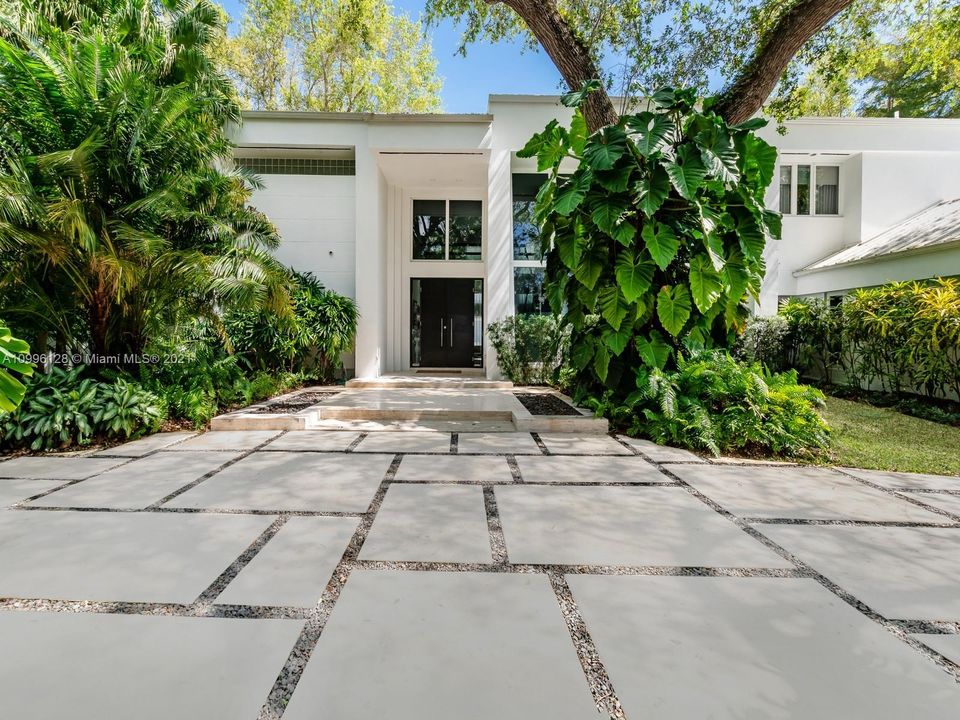 Recently Sold: $5,595,000 (6 beds, 7 baths, 6504 Square Feet)
