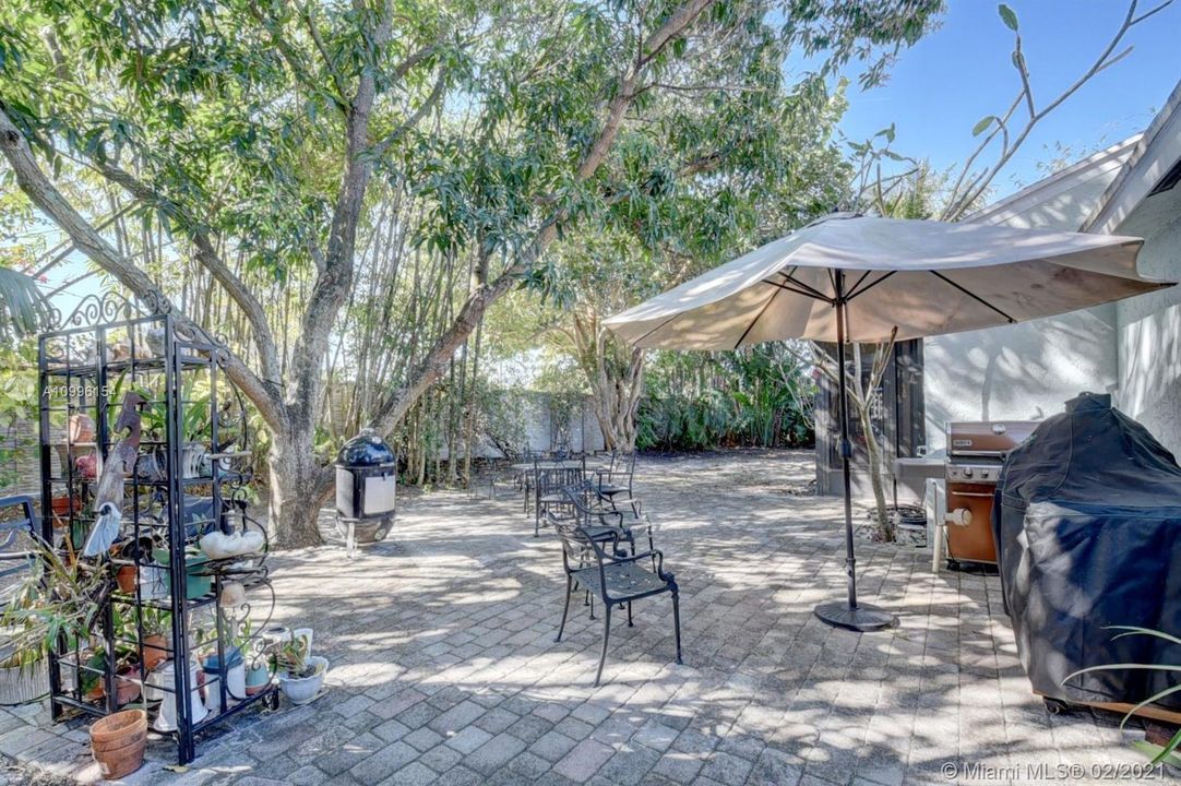 Recently Sold: $720,000 (3 beds, 2 baths, 1648 Square Feet)