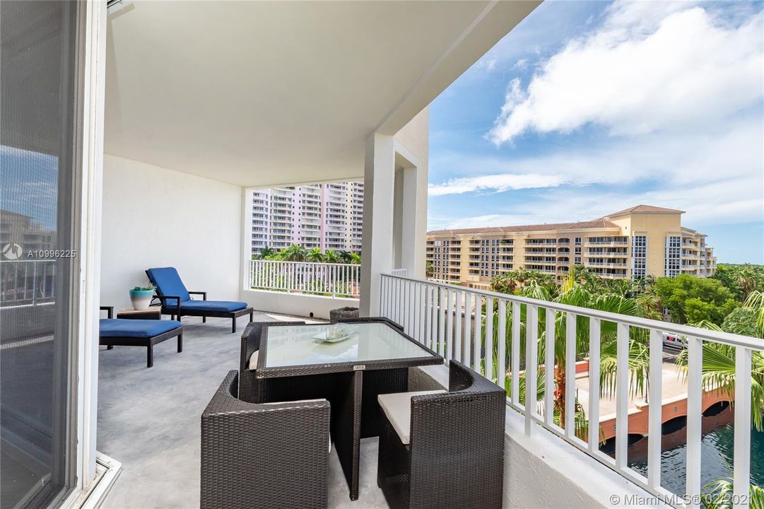 Recently Sold: $899,000 (2 beds, 2 baths, 1310 Square Feet)