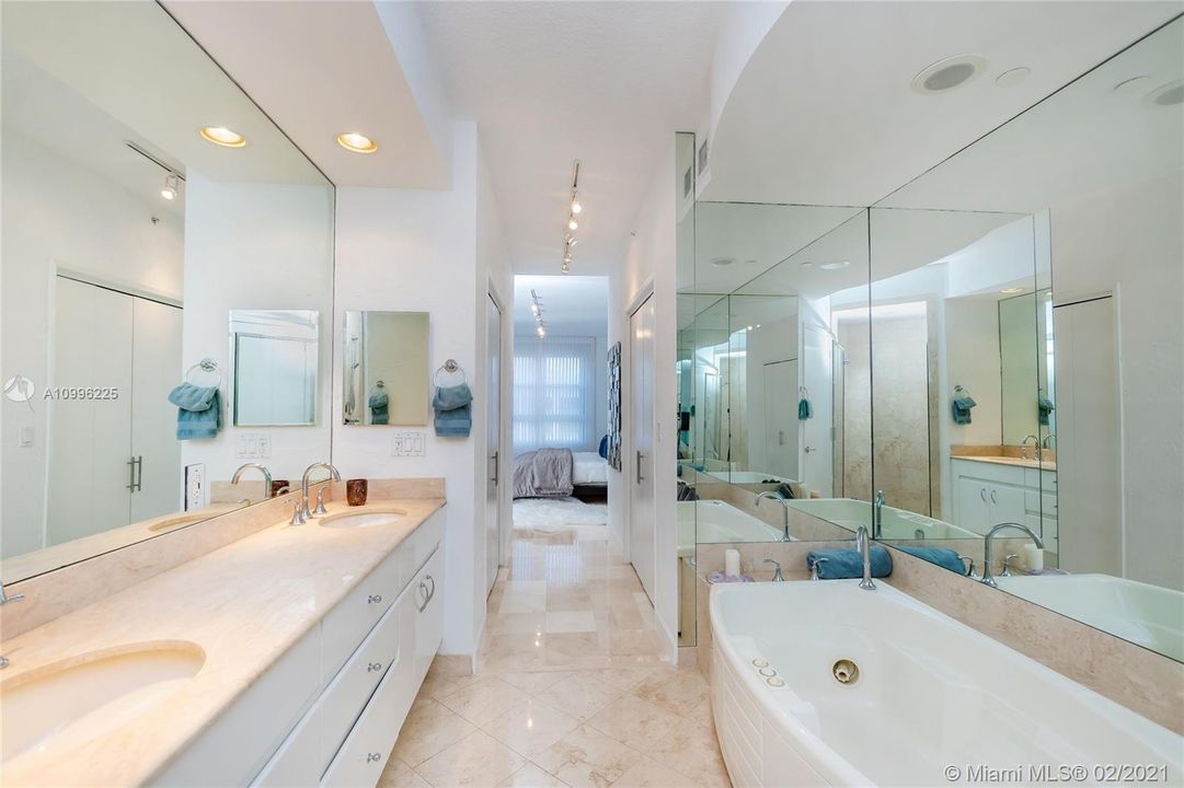 最近售出: $899,000 (2 贝兹, 2 浴室, 1310 平方英尺)