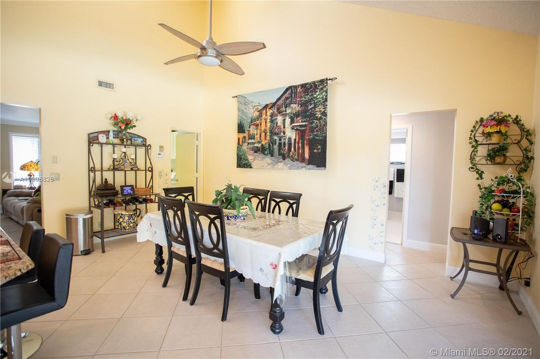 最近售出: $565,000 (4 贝兹, 3 浴室, 2719 平方英尺)