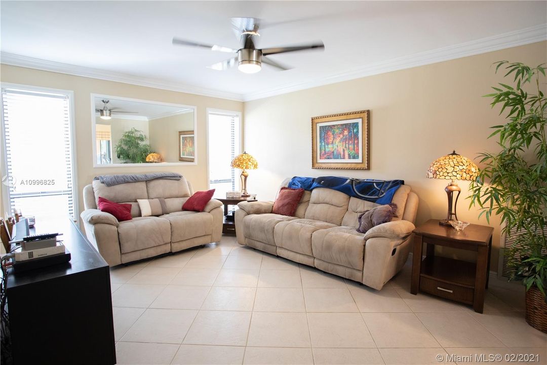 最近售出: $565,000 (4 贝兹, 3 浴室, 2719 平方英尺)