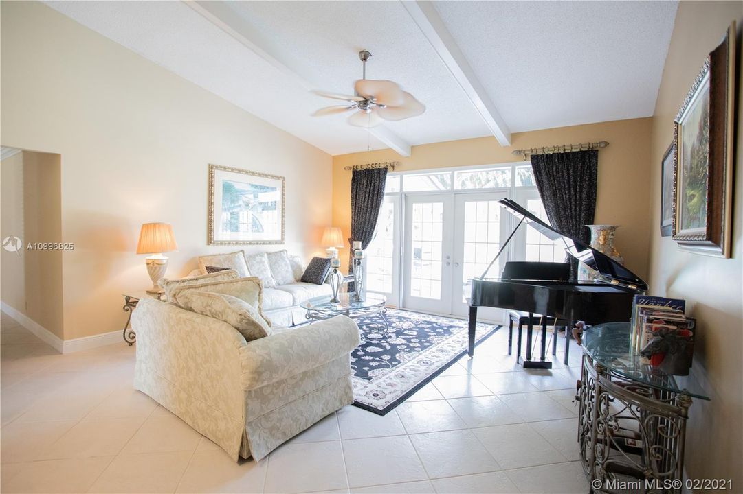 最近售出: $565,000 (4 贝兹, 3 浴室, 2719 平方英尺)