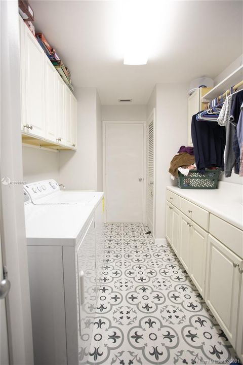 最近售出: $565,000 (4 贝兹, 3 浴室, 2719 平方英尺)