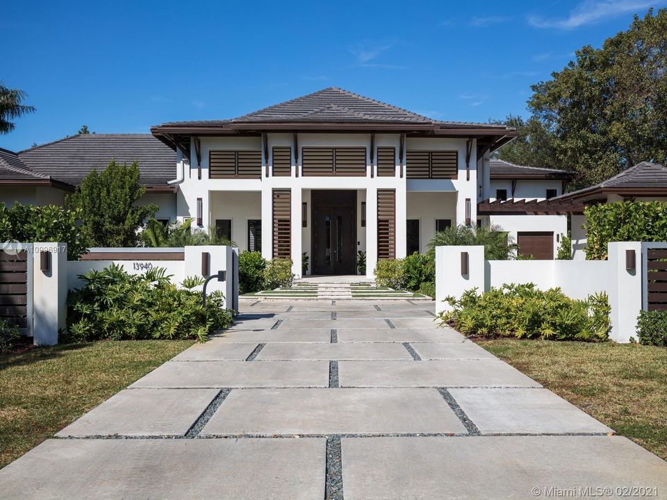 Recently Sold: $3,500,000 (5 beds, 6 baths, 7247 Square Feet)