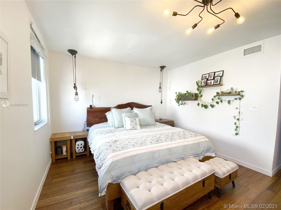Recently Sold: $780,000 (2 beds, 2 baths, 1927 Square Feet)