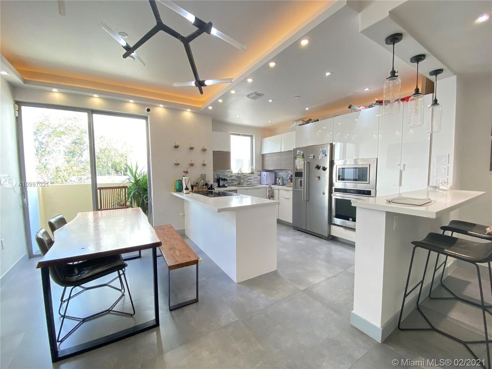 Recently Sold: $780,000 (2 beds, 2 baths, 1927 Square Feet)