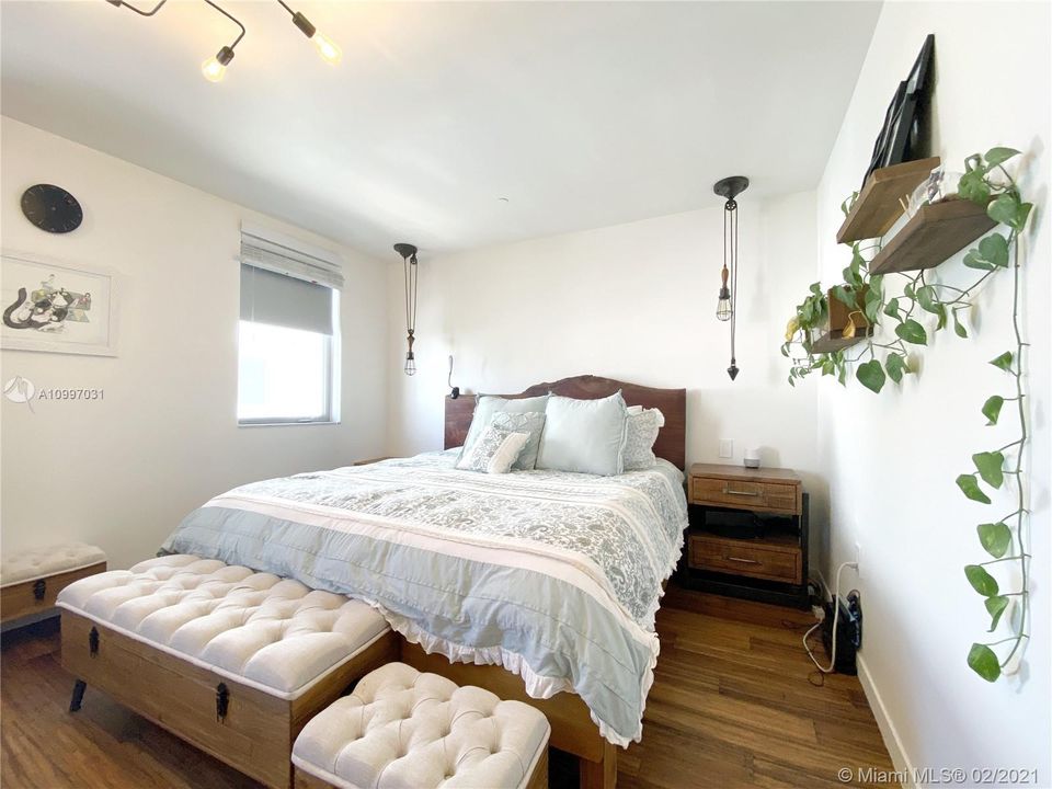 Recently Sold: $780,000 (2 beds, 2 baths, 1927 Square Feet)