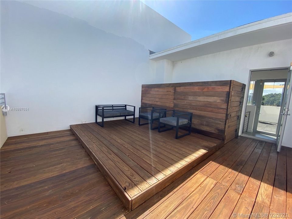 Recently Sold: $780,000 (2 beds, 2 baths, 1927 Square Feet)