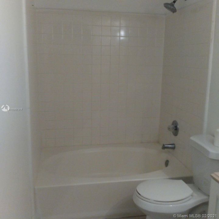 Recently Rented: $1,300 (1 beds, 1 baths, 747 Square Feet)