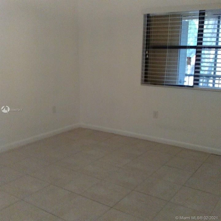 Recently Rented: $1,300 (1 beds, 1 baths, 747 Square Feet)