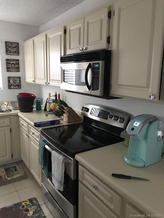 Recently Rented: $1,300 (1 beds, 1 baths, 747 Square Feet)