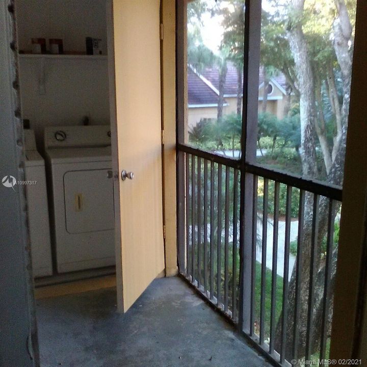 Recently Rented: $1,300 (1 beds, 1 baths, 747 Square Feet)