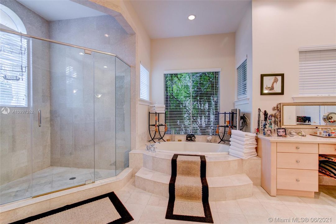 Недавно продано: $2,799,000 (6 спален, 7 ванн, 5334 Квадратных фут)