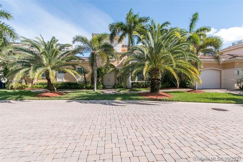 Recently Sold: $2,799,000 (6 beds, 7 baths, 5334 Square Feet)