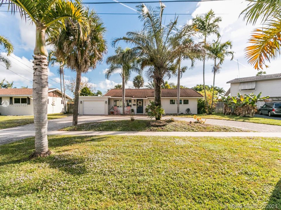 Circular Driveway & Garage