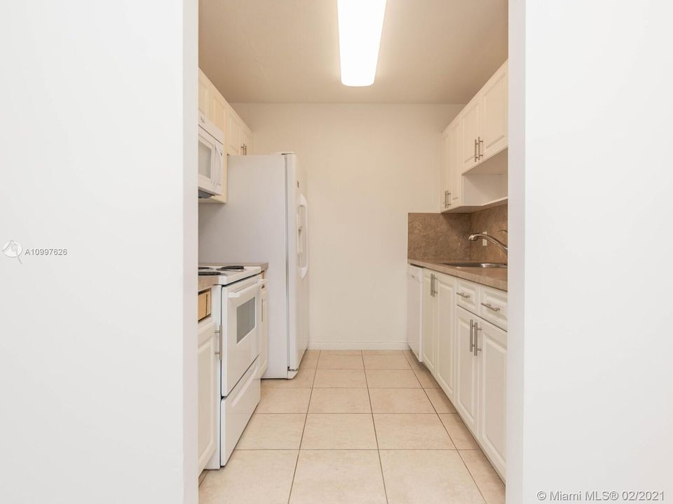 Recently Rented: $1,100 (1 beds, 1 baths, 585 Square Feet)