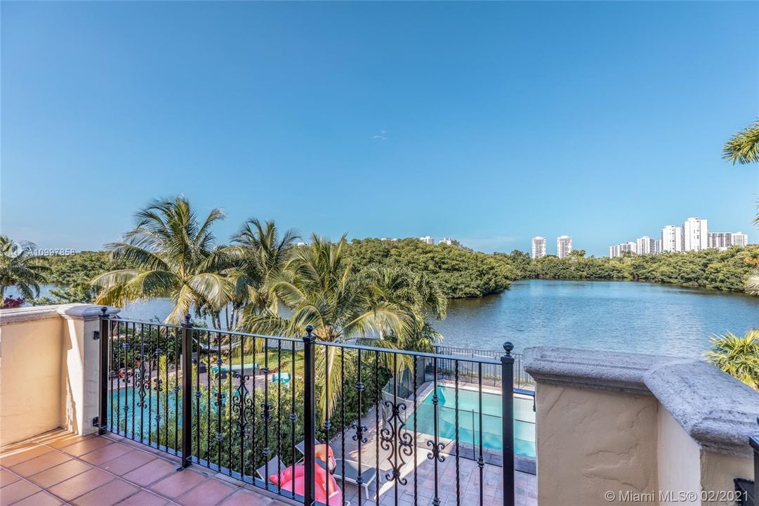 Recently Sold: $2,199,000 (4 beds, 5 baths, 3330 Square Feet)
