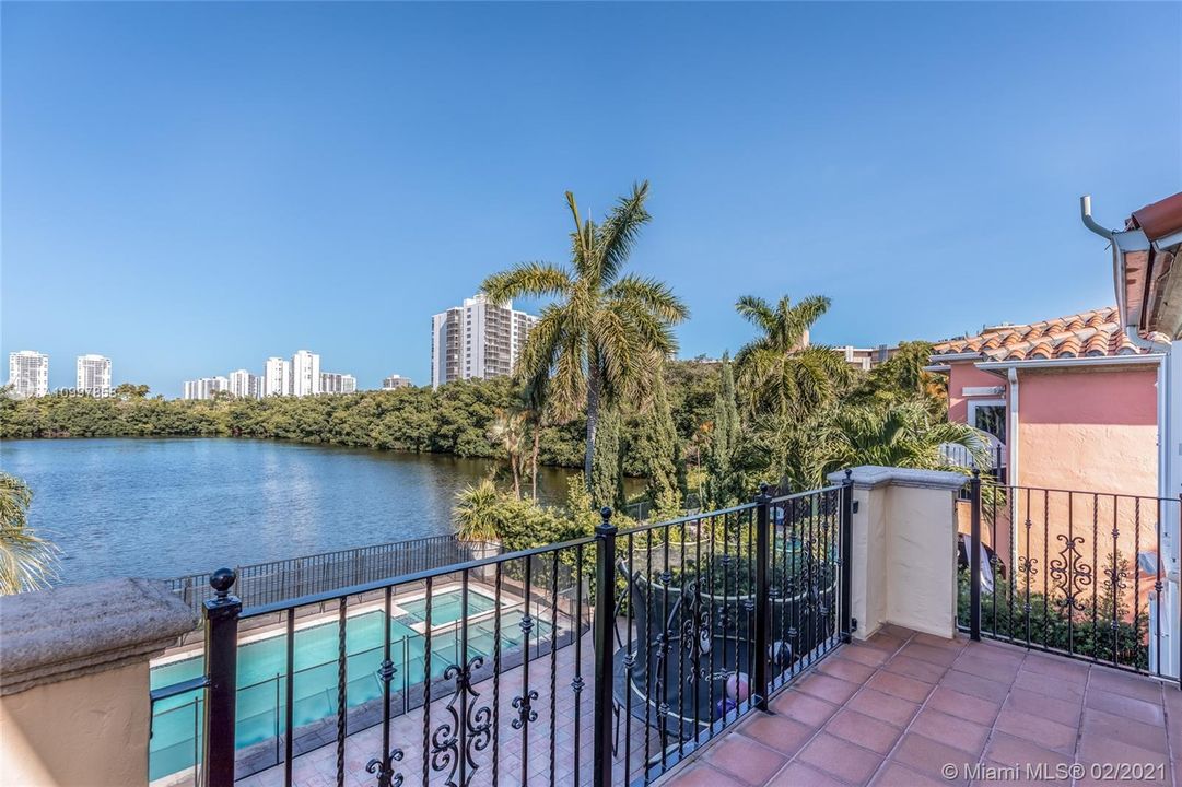Recently Sold: $2,199,000 (4 beds, 5 baths, 3330 Square Feet)