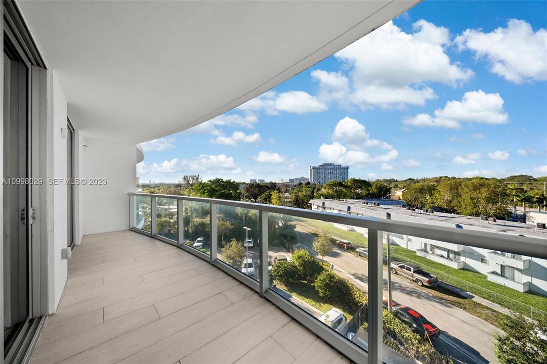 For Sale: $425,000 (2 beds, 2 baths, 903 Square Feet)