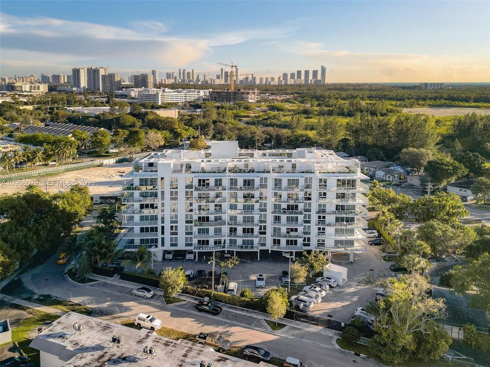 For Sale: $425,000 (2 beds, 2 baths, 903 Square Feet)