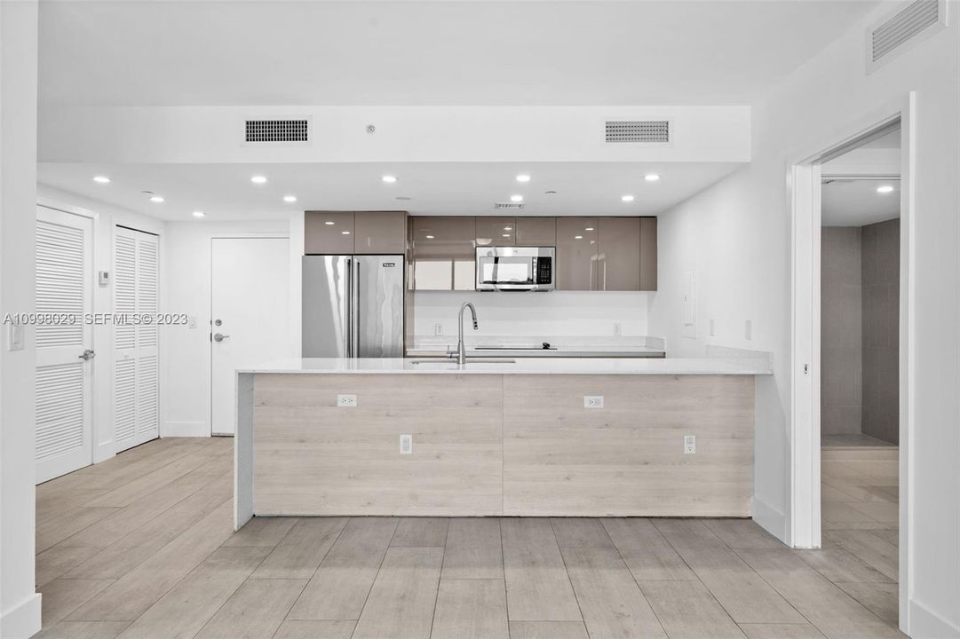 For Sale: $425,000 (2 beds, 2 baths, 903 Square Feet)
