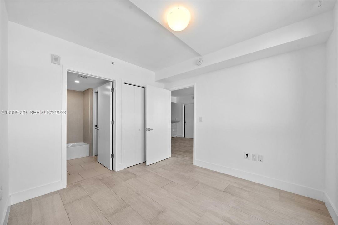For Sale: $425,000 (2 beds, 2 baths, 903 Square Feet)