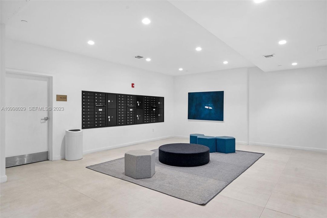 For Sale: $425,000 (2 beds, 2 baths, 903 Square Feet)