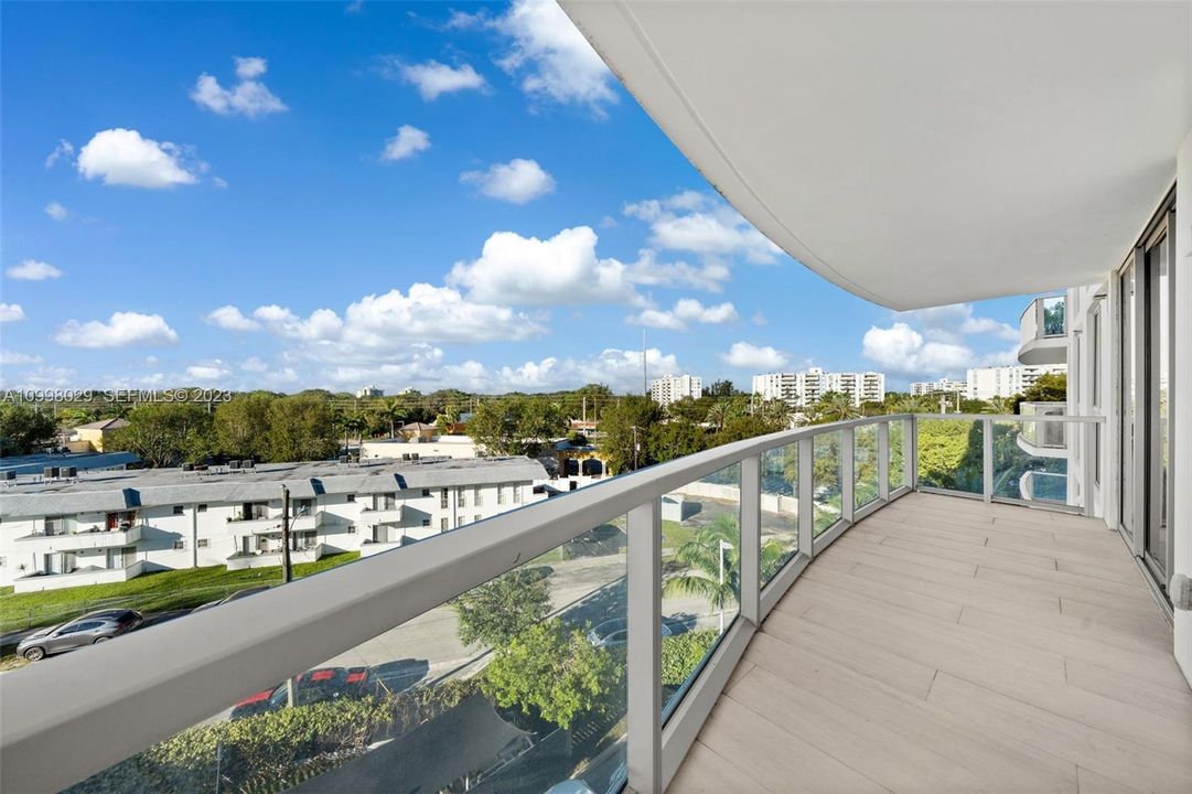 For Sale: $425,000 (2 beds, 2 baths, 903 Square Feet)