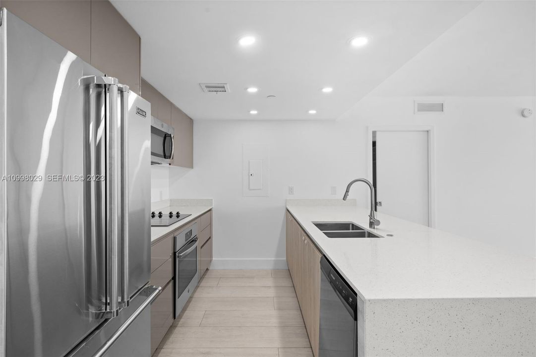 For Sale: $425,000 (2 beds, 2 baths, 903 Square Feet)