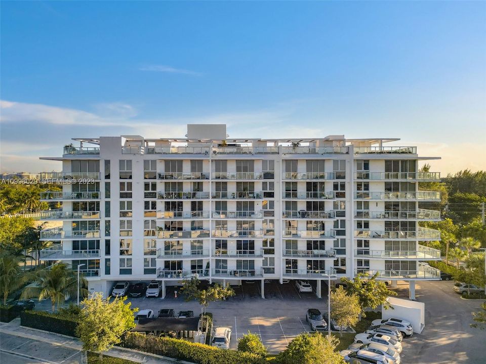 For Sale: $425,000 (2 beds, 2 baths, 903 Square Feet)