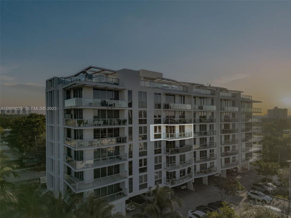 For Sale: $425,000 (2 beds, 2 baths, 903 Square Feet)