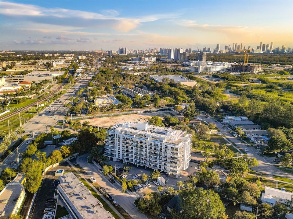 For Sale: $425,000 (2 beds, 2 baths, 903 Square Feet)