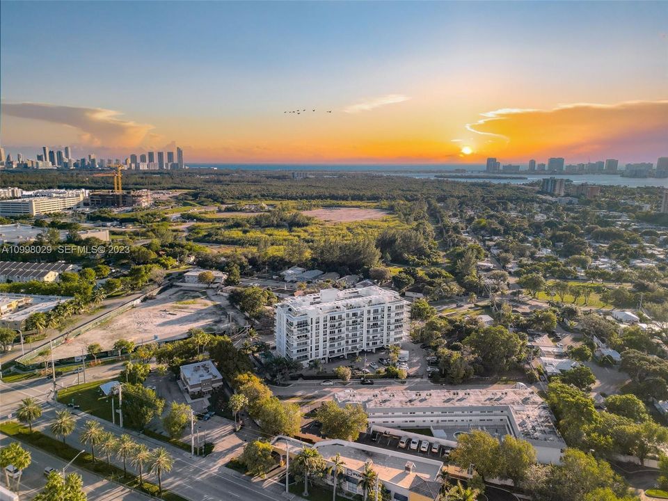 For Sale: $425,000 (2 beds, 2 baths, 903 Square Feet)