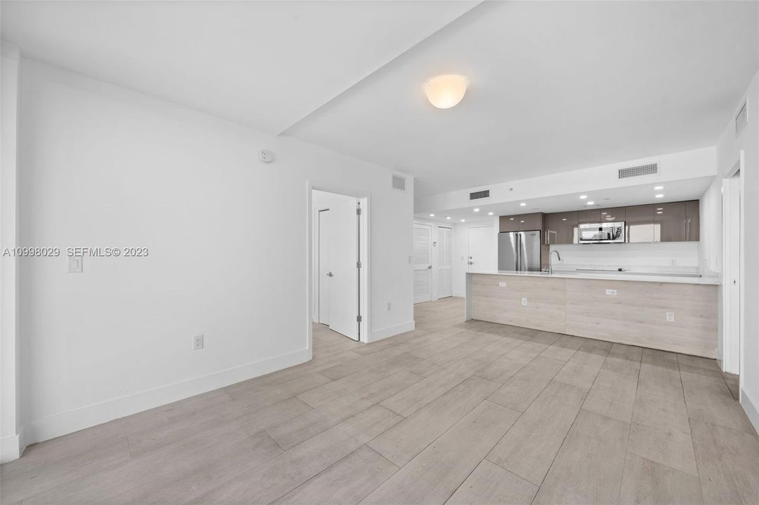 For Sale: $425,000 (2 beds, 2 baths, 903 Square Feet)