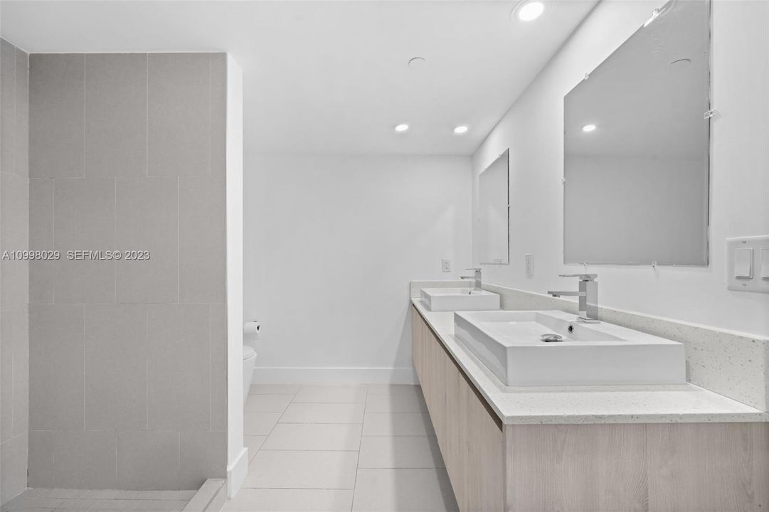 For Sale: $425,000 (2 beds, 2 baths, 903 Square Feet)