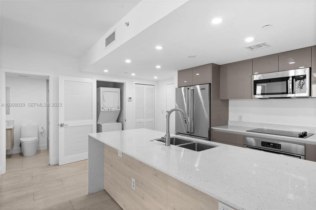 For Sale: $425,000 (2 beds, 2 baths, 903 Square Feet)