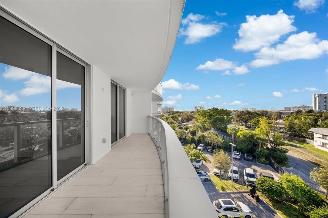 For Sale: $425,000 (2 beds, 2 baths, 903 Square Feet)