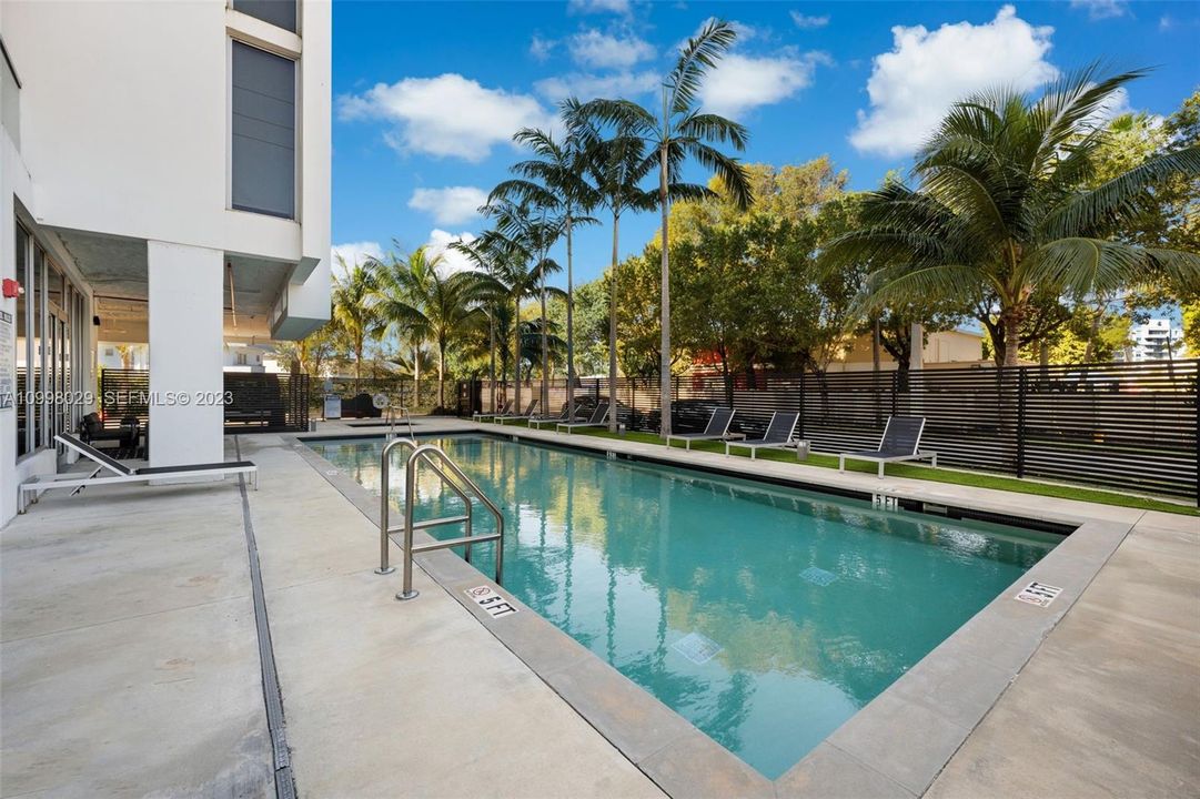 For Sale: $425,000 (2 beds, 2 baths, 903 Square Feet)