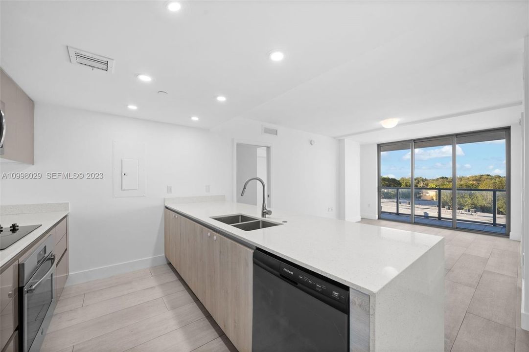 For Sale: $425,000 (2 beds, 2 baths, 903 Square Feet)